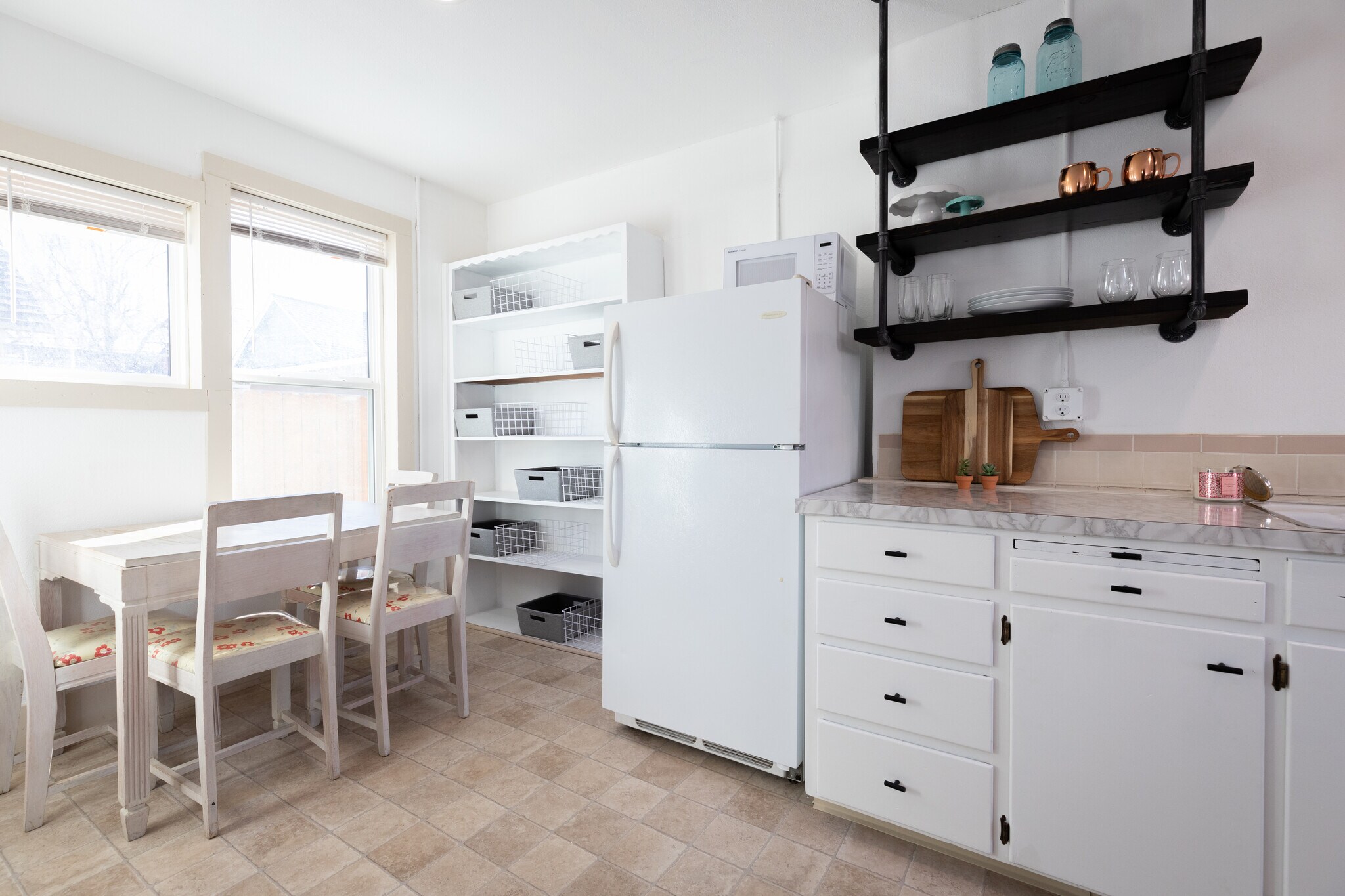 Building Photo - 105 E 2nd St