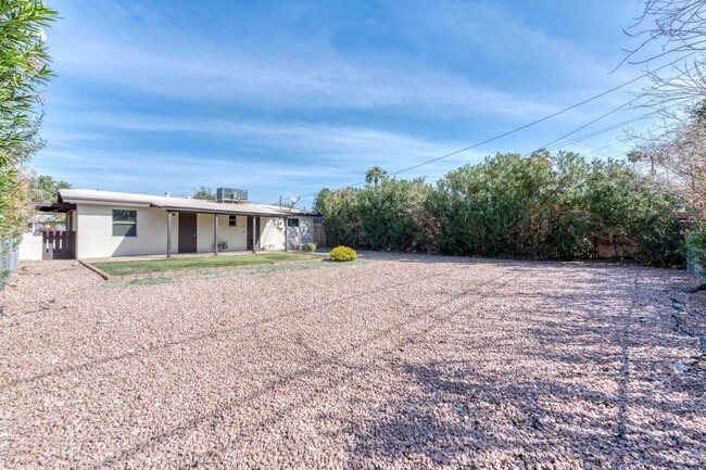 Building Photo - Charming 2 Bedroom Single Level Residence ...