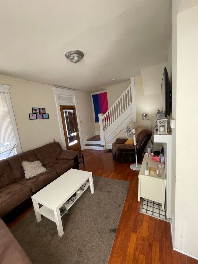 Building Photo - 3 bedroom 1 bath single family home with yard.