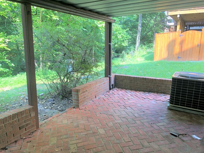 Building Photo - Updated Townhome Close to METRO