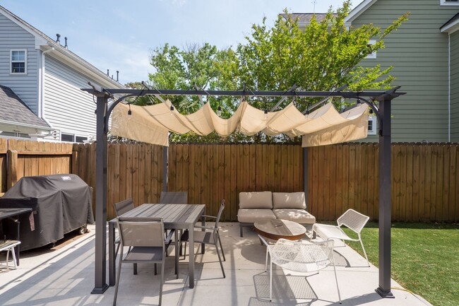 Building Photo - Immaculate 3 bedroom 2 bath bungalow at Oc...