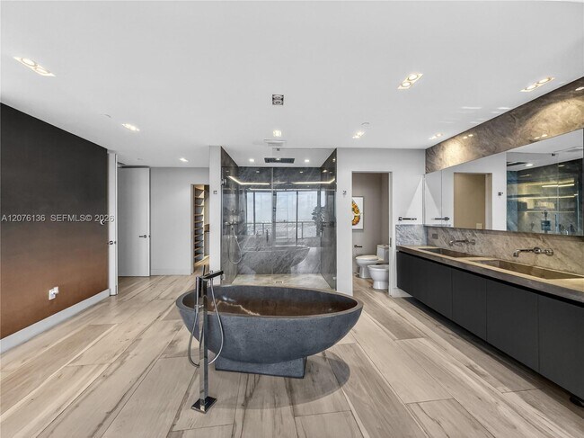 Building Photo - 2020 N Bayshore Dr