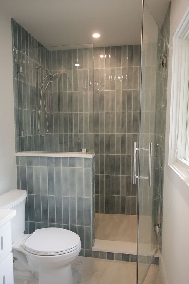 Building Photo - Available 6/15. Stunning, Fully-Rennovated...