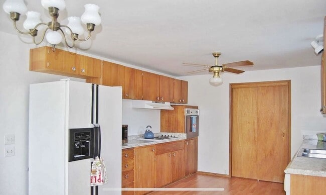 Building Photo - Spacious and bright