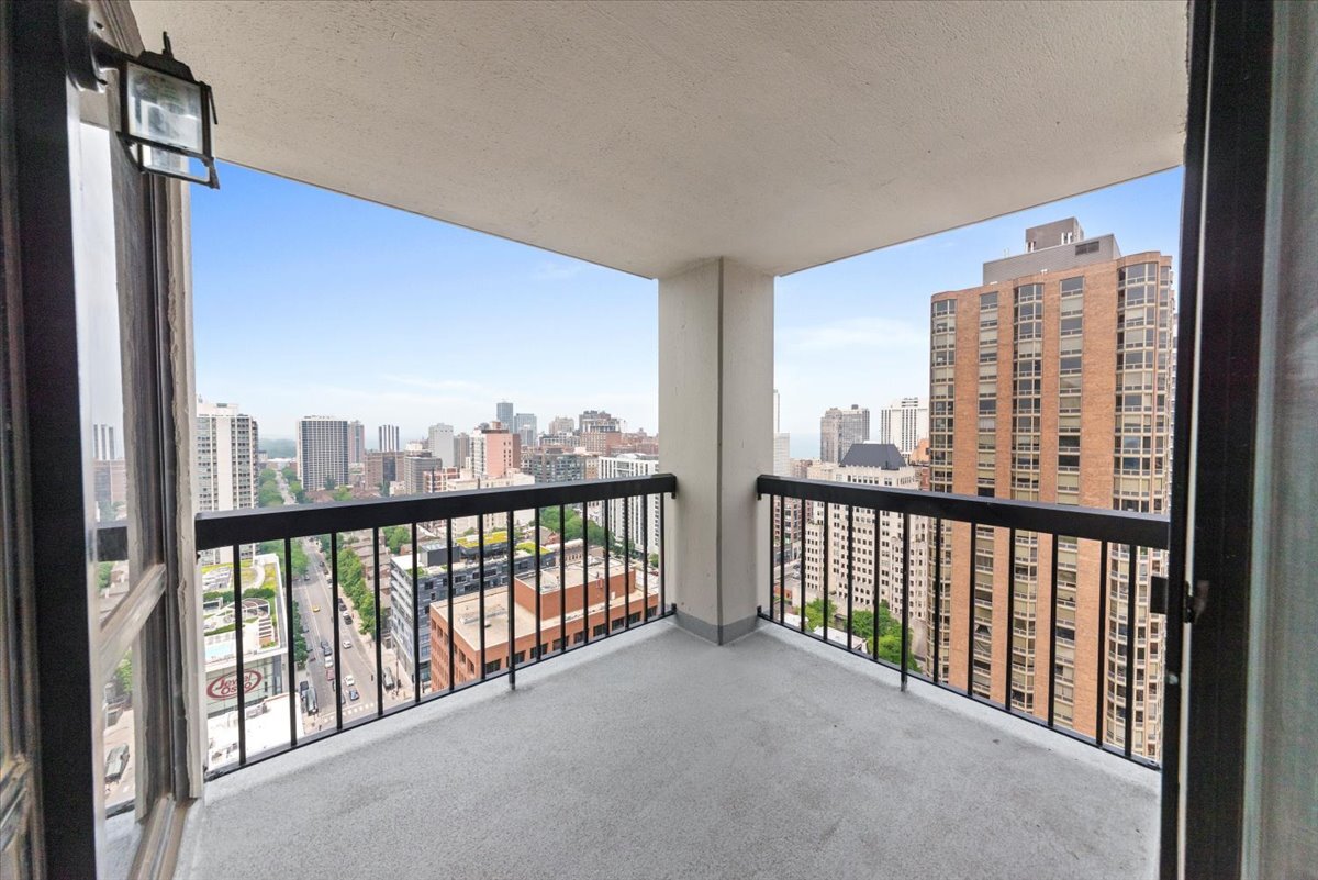 Building Photo - 1122 N Clark St