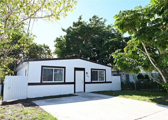 Primary Photo - 747 NW 5th Ct