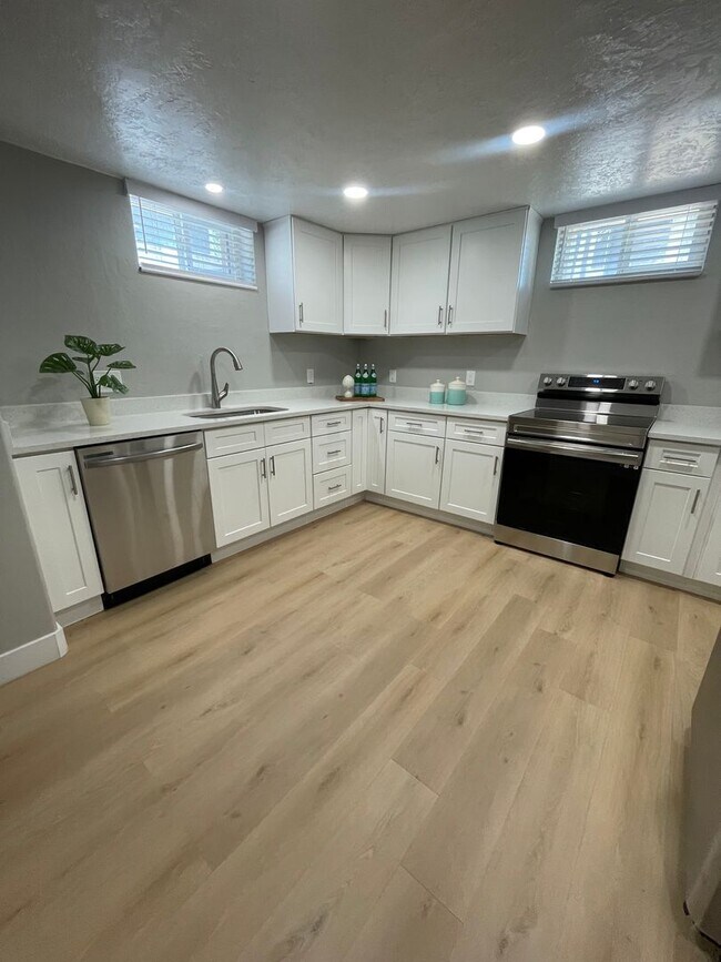 Building Photo - Spacious 5 Bedroom House in Salt Lake
