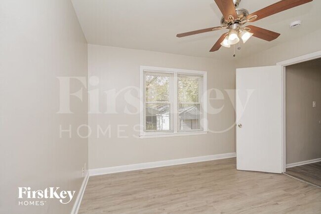 Building Photo - 8912 S Sacramento Ave