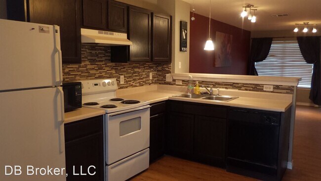 Building Photo - 2 br, 2.5 bath House - 8 Bratton Drive