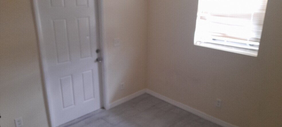 Building Photo - 706 SW 4th Ter