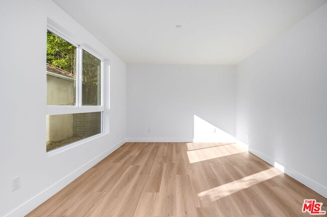 Building Photo - 10803 1/2 Kling St