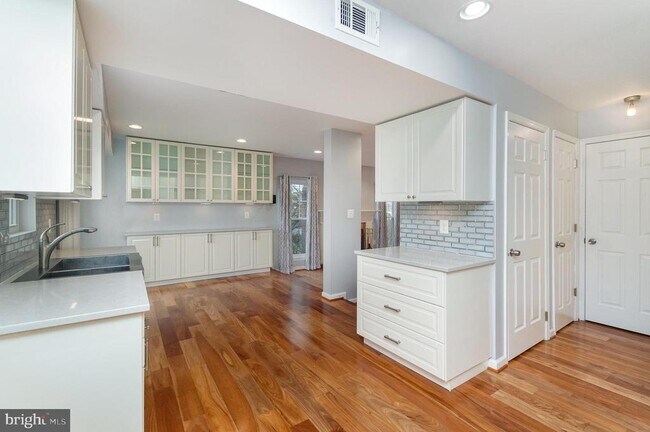 Building Photo - 15090 Holleyside Dr