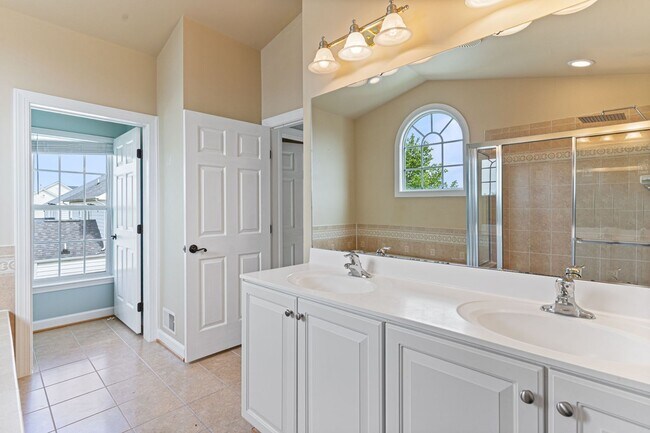 Building Photo - Spacious Home in Port Potomac