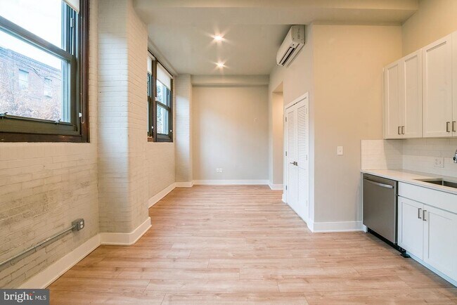 Building Photo - 1300 S 19th St