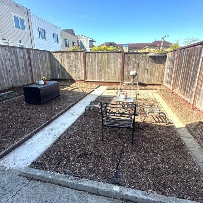 Building Photo - Sunlit 3-Bed, 2-Bath Home Steps from Balbo...