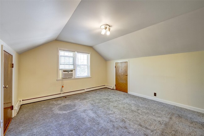 Building Photo - 3 Woodmere Ln