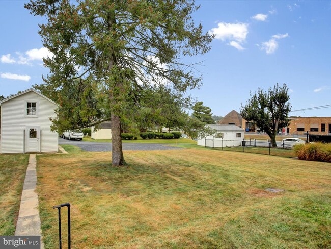 Building Photo - 557 N Franklin St