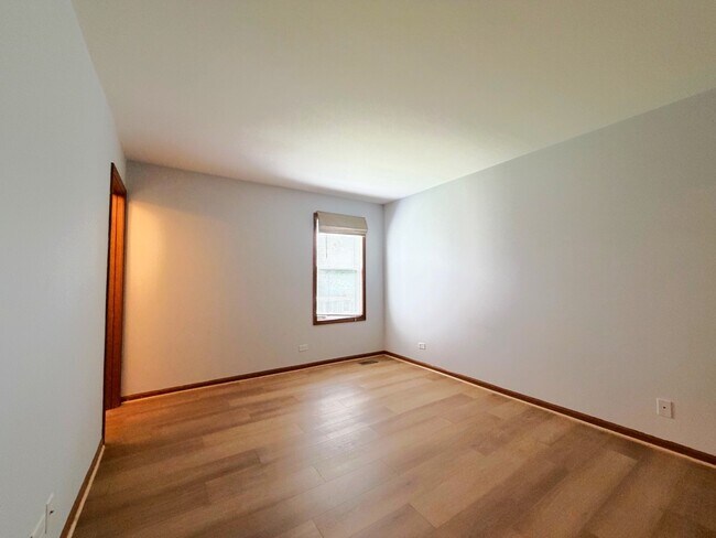 Building Photo - 1724 Hall Pl