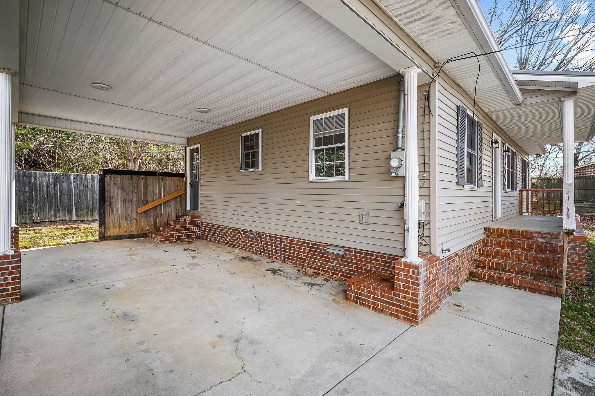Building Photo - 2143 Wildwood Rd