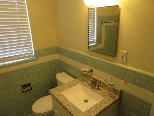 Building Photo - 807 Cherry St