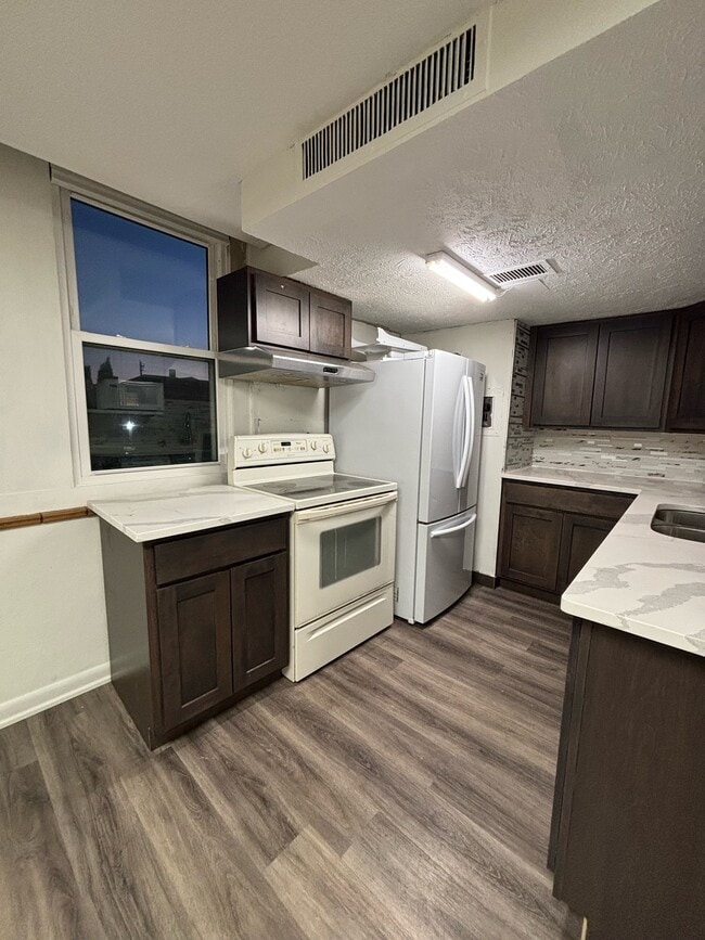 Building Photo - 120 S 38th Ave