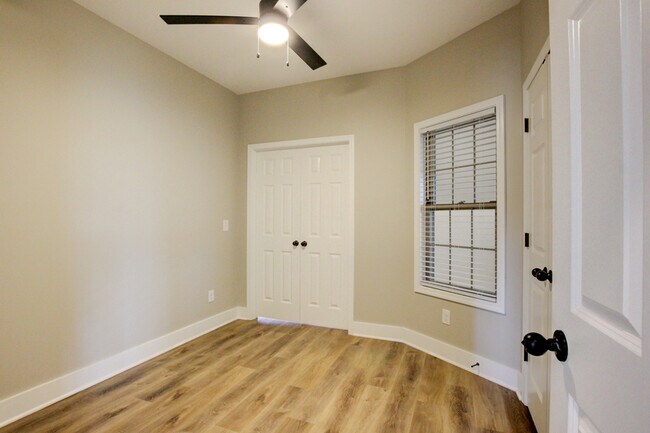 Building Photo - 102 Riverbend Dr