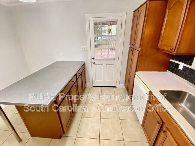 Building Photo - 7648 Hillview Ln