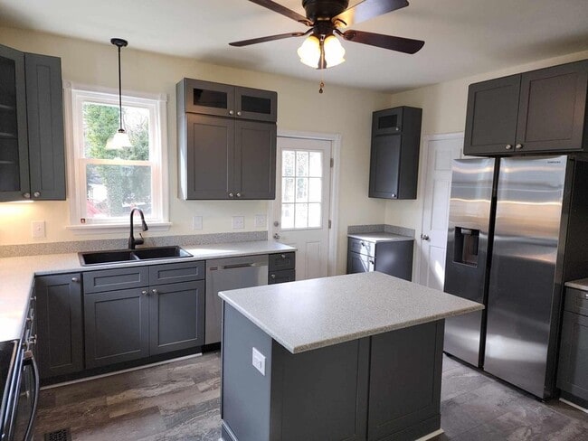 Building Photo - 522 S Broadway