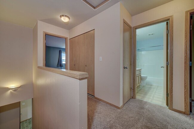 Building Photo - Spacious 3 bedroom townhome close to CK sc...