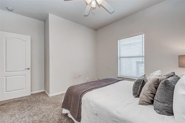 Building Photo - 23815 S Newport Bend