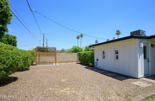 Building Photo - 1028 E Manzanita Dr