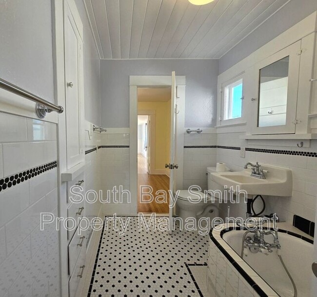 Building Photo - 223 S Guadalupe Ave