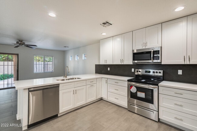 Building Photo - 8337 W Hughes Dr