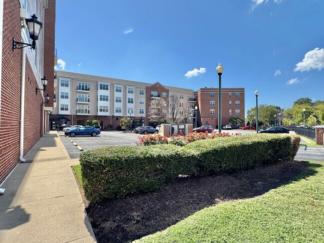 Building Photo - NEWPORT NEWS - STUNNING APARTMENT IN  THE ...