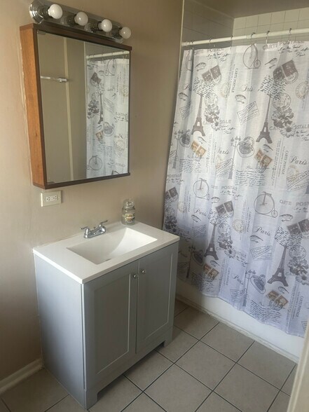 Building Photo - 956 E 76th St