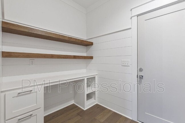 Building Photo - 225 S Bilbro Ave