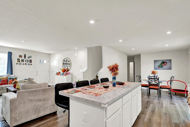 Building Photo - 910 Red Hls Ct