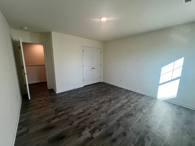 Building Photo - 1064 W Bank St