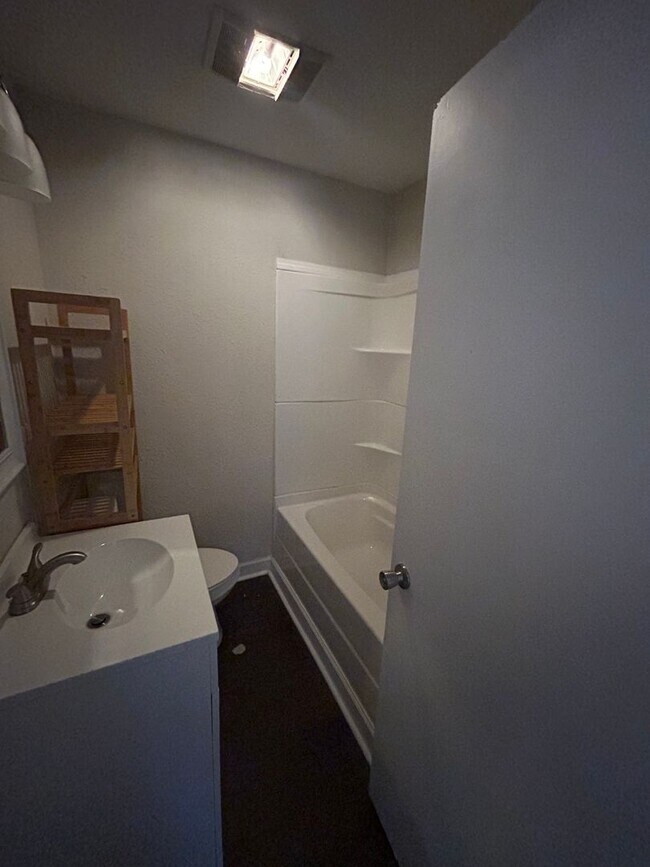 Building Photo - Beautiful 3 bedroom 2 bath home