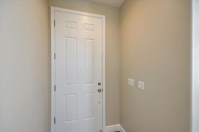 Building Photo - OPEN & SPACIOUS, 4 BEDROOM, 3 BATH 2 STORY...