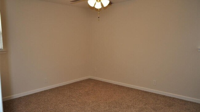 Building Photo - 2232 Shady Brook Dr