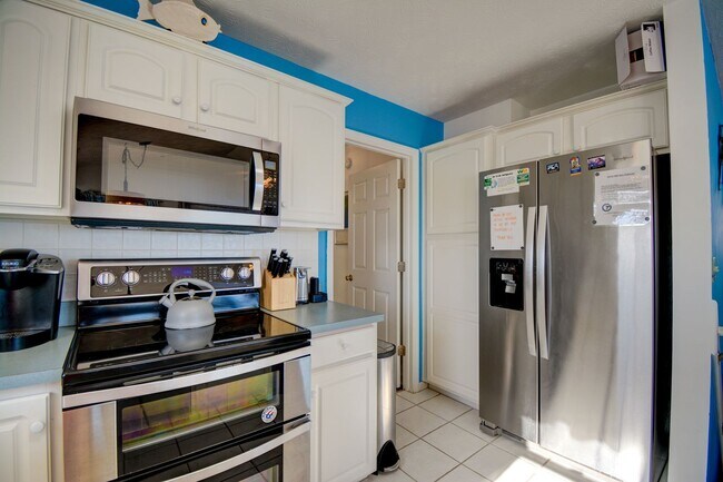 Building Photo - OCEAN FRONT *Off Season Rental* Fully Furn...