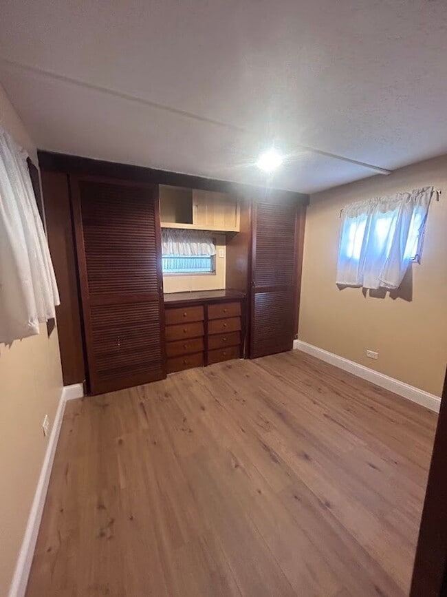 Building Photo - Charming 1 Bedroom