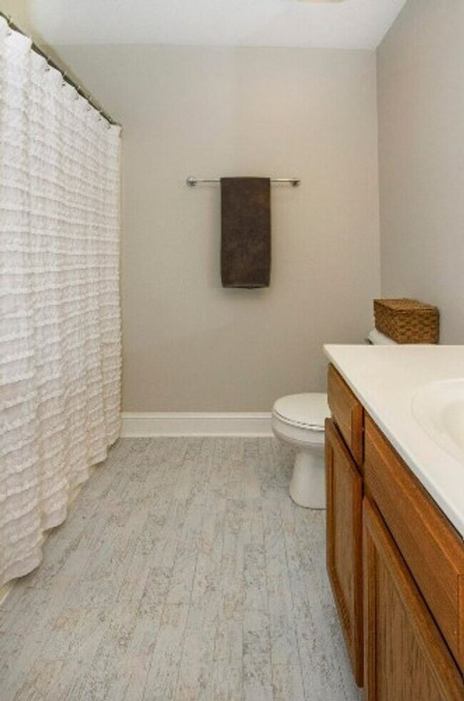 Building Photo - Knoxville 37912 - 2 bedroom, 2 bath home - Call Jean Chung (865) 386-1022