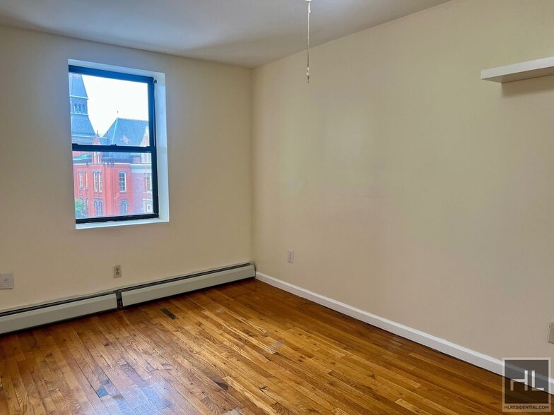 Building Photo - 4BR 1BA Historic Mixed Use Loft w/ Massive...