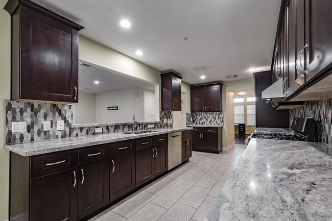 Building Photo - 5914 Shadow Creek Ct