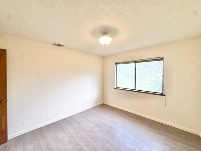 Building Photo - Stunning 3 bedroom 2.5 bathroom home in Folsom with large backyard