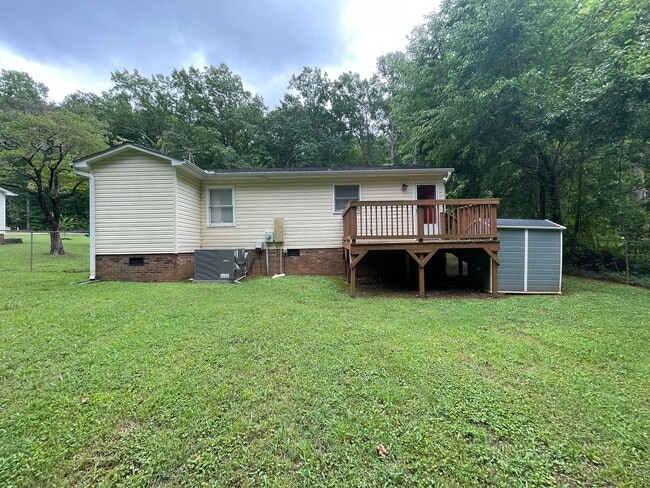 Building Photo - 3 bedroom 2 bath house available