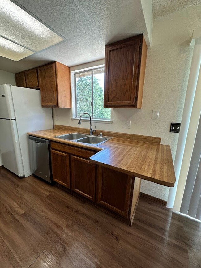 Building Photo - Well maintained home on 1.14 acres - Landscaping included!