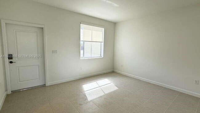 Building Photo - 2794 SE 26th Ave